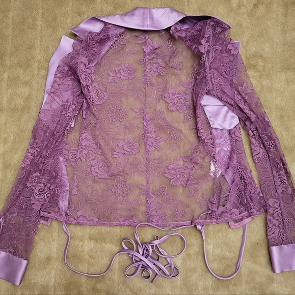 $2,500+ Dolce and Gabbana lace and silk blouse - Picture 10 of 12